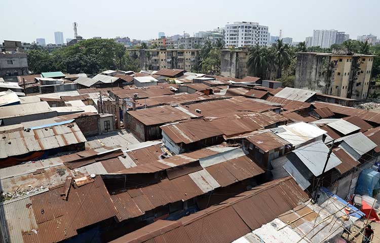 রাজধানীর খিলগাও বাজার কতটা সতর্কতার মধ্যে রয়েছে। ছবি  আজ রবিবার তোলা  - এস এ মাসুম