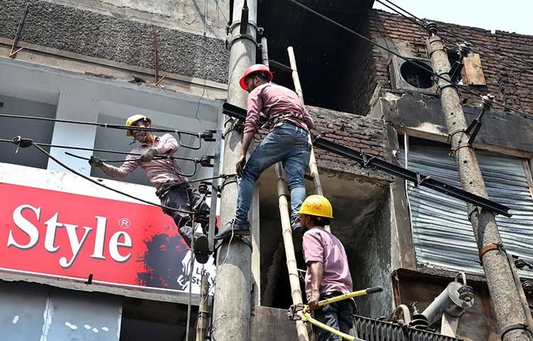 আজ রবিবার বঙ্গ বাজার পুড়ে ছাই হয়ে যাওয়া ধংসস্তূপ পরিষ্কারের কাজ চলছে এখন পরিষ্কার করতে গিয়ে আগুন দেখা যায়,সংস্কারের কাজ চলছে। এর মধ্যে এখন ব্যবসায়ীদের আর্তনাদের কথা জানালেন কেউ বললেন শেষ সম্বল উদ্ধার করতে পেরেছি তাই এখন বিক্রির জন্য অস্থায়ী মার্কেটে বসবো আবার কেউ বলছে সর্বহারা হয়ে হতাশায় ভুগছি। এখন পর্যন্ত কোনো রকম সাহায্য সহযোগিতা পাইনি কি করবো বুঝতে পারছি না। ছবি - এস এ মাসুম