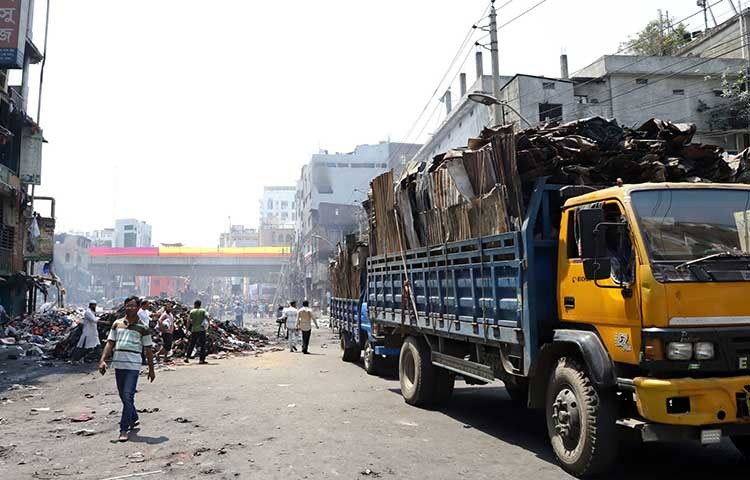 আজ রবিবার বঙ্গ বাজার পুড়ে ছাই হয়ে যাওয়া ধংসস্তূপ পরিষ্কারের কাজ চলছে এখন পরিষ্কার করতে গিয়ে আগুন দেখা যায়,সংস্কারের কাজ চলছে। এর মধ্যে এখন ব্যবসায়ীদের আর্তনাদের কথা জানালেন কেউ বললেন শেষ সম্বল উদ্ধার করতে পেরেছি তাই এখন বিক্রির জন্য অস্থায়ী মার্কেটে বসবো আবার কেউ বলছে সর্বহারা হয়ে হতাশায় ভুগছি। এখন পর্যন্ত কোনো রকম সাহায্য সহযোগিতা পাইনি কি করবো বুঝতে পারছি না। ছবি - এস এ মাসুম