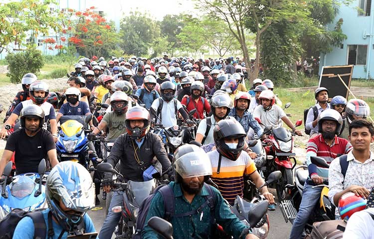 সরকারী ঘোষনার পর আজ বৃস্পতিবার চালু হয়েছে পদ্মা সেতুতে মটরসাইকেল চলাচল। ভোর থেকেই অপেক্ষায় লাইনে। ছবি- এস এ মাসুম