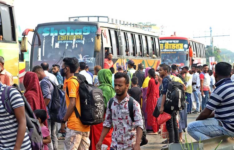 ঈদের ছুটিতে বাড়ীর পথে নগরবাসী বাসের অপেক্ষায় যাত্রীরা ।আজ বৃস্পতিবার ঢাকা-মাওয়া এক্সপ্রেওয়ে সড়ক থেকে তোলা - এস এ মাসুম