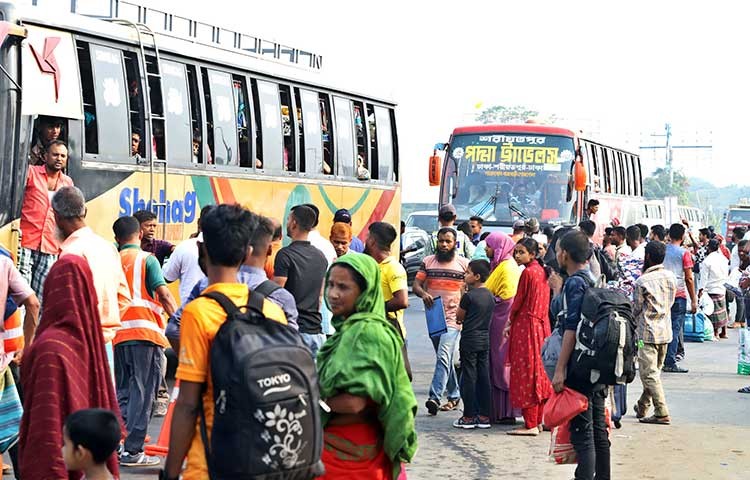 ঈদের ছুটিতে বাড়ীর পথে নগরবাসী বাসের অপেক্ষায় যাত্রীরা ।আজ বৃস্পতিবার ঢাকা-মাওয়া এক্সপ্রেওয়ে সড়ক থেকে তোলা - এস এ মাসুম