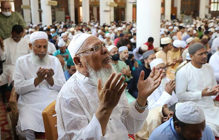 ঈদের নামাজ আদায়ে মুসুল্লিগন। আজ শনিবার মহাখালীস্থ মসজিদে গাউছুল আজম থেকে তোলা - এস এ মাসুম