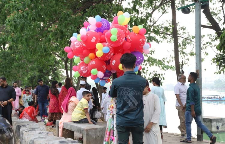 ঈদ আনন্দ উপভোগ করতে বিকেলে গুড়তে আসে নগরবাসী । ছবি আজ শনিবার রাজধানীর হাতিরঝিল থেকে তোলা - এস এ মাসুম