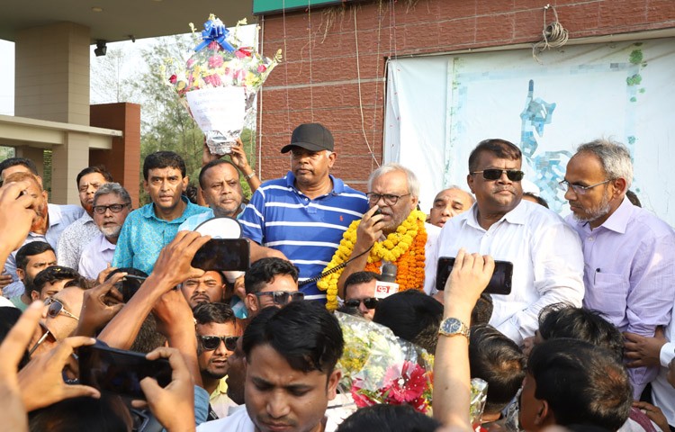 আজ মঙ্গলবার বিএনপির যুন্ম - মহাসচিব রুহুল কবির রিজভী কেরানীগঞ্জ কেন্দ্রীয় কারাগার থেকে মুক্তি পেলেন। মুক্তি পেয়ে কারাগারের সামনে নেতাকর্মীদের উদ্দেশে বক্তব্য রাখেন। ছবি - এস এ মাসুম