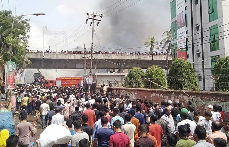 আজ মঙ্গলবার সকালে বঙ্গ মার্কেটে ভয়াবহ আগুন পুড়ে ছাই। ফায়ার সার্ভিস ৪১টি ইউনিট কাজ করছে। ছবি -  এস এ মাসুম