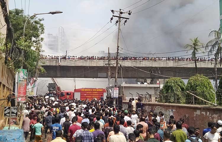 আজ মঙ্গলবার সকালে বঙ্গ মার্কেটে ভয়াবহ আগুন পুড়ে ছাই। ফায়ার সার্ভিস ৪১টি ইউনিট কাজ করছে। ছবি -  এস এ মাসুম