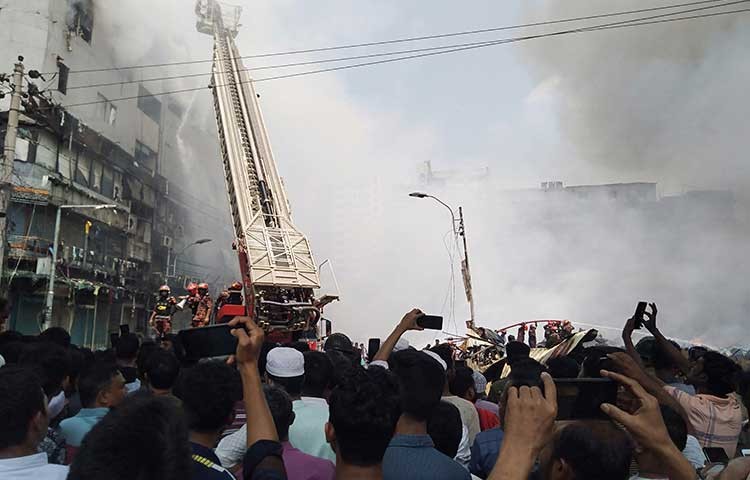 আজ মঙ্গলবার সকালে বঙ্গ মার্কেটে ভয়াবহ আগুন পুড়ে ছাই। ফায়ার সার্ভিস ৪১টি ইউনিট কাজ করছে। মানুষের স্বপ্ন পুড়ে হলো ছাই। ছবি -  এস এ মাসুম