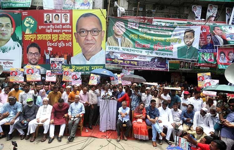 আজ মঙ্গলবার নয়াপল্টন বিএনপির কেন্দ্রীয় কার্যালয়ে সামনে প্রতিবাদ সমাবেশে বক্তব্য রাখেন মহাসচিব মির্জা ফখরুল ইসলাম আলমগীর। ছবি - ইনকিলাব