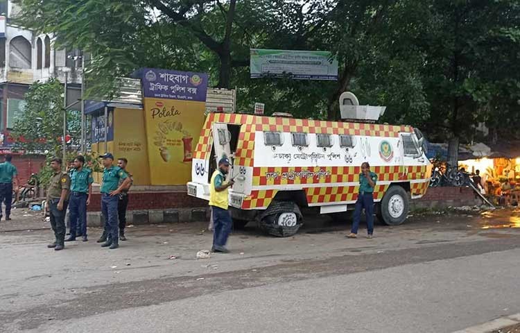 আজ সোমবার ভোর রাতে পিজি হাসপাতালে দেলোয়ার হোসেন সাঈদীর মৃত্যুকে কেন্দ্র করে তার অনুসারীদের সঙ্গে পুলিশের সংঘর্ষ। ইনকিলাব