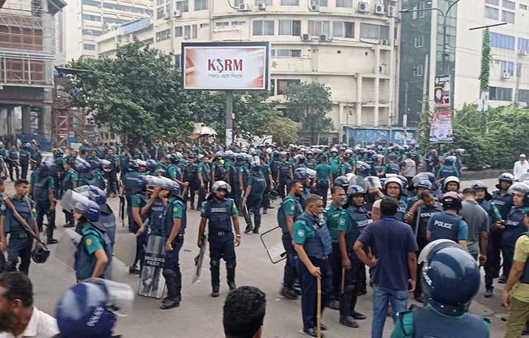 আজ সোমবার ভোর রাতে পিজি হাসপাতালে দেলোয়ার হোসেন সাঈদীর মৃত্যুকে কেন্দ্র করে তার অনুসারীদের সঙ্গে পুলিশের সংঘর্ষ। ইনকিলাব