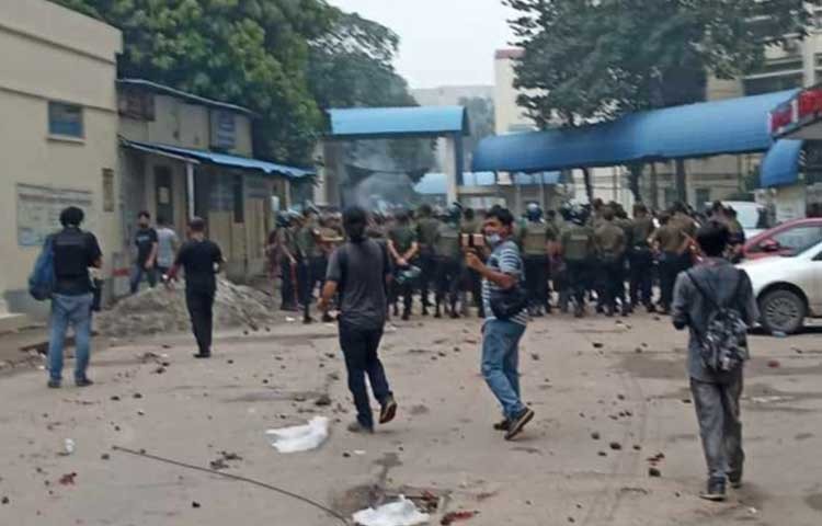 আজ সোমবার ভোর রাতে পিজি হাসপাতালে দেলোয়ার হোসেন সাঈদীর মৃত্যুকে কেন্দ্র করে তার অনুসারীদের সঙ্গে পুলিশের সংঘর্ষ। ইনকিলাব