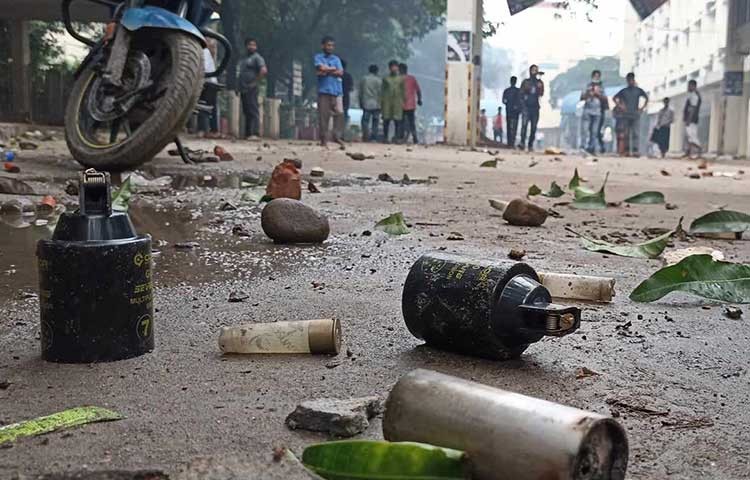 আজ সোমবার ভোর রাতে পিজি হাসপাতালে দেলোয়ার হোসেন সাঈদীর মৃত্যুকে কেন্দ্র করে তার অনুসারীদের সঙ্গে পুলিশের সংঘর্ষ। ইনকিলাব