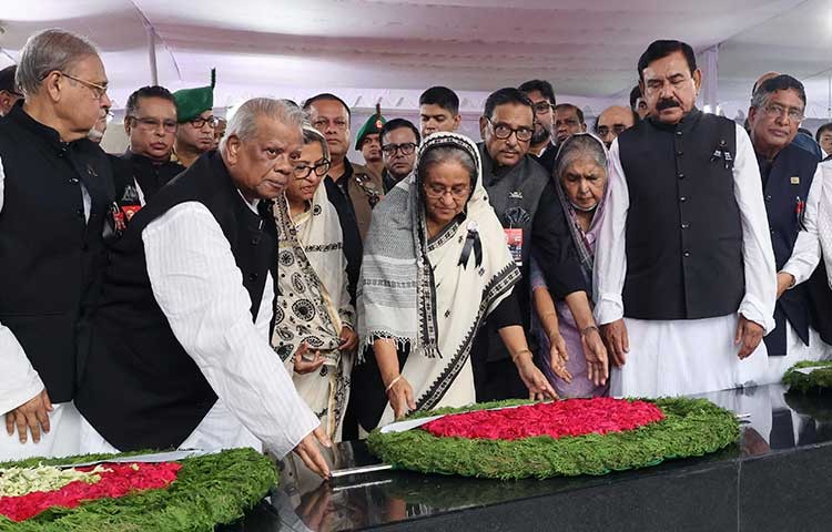 মহামান্য প্রেসিডেন্ট মোহাম্মদ শাহাবুদ্দিন ও বাংলাদেশ আওয়ামী লীগ সভাপতি ও মাননীয় প্রধানমন্ত্রী শেখ হাসিনা আজ মঙ্গলবার ১৫ আগষ্ট জাতীয় শোক দিবস ২০২৩ ধানমন্ডি ৩২ বঙ্গবন্ধু ভবনের সামনে জাতীয় শোক দিবস ও বঙ্গবন্ধুর ৪৮ তম শাহাদত বার্ষিকী উপলক্ষে জাতির পিতা বঙ্গবন্ধু শেখ মুজিবুর রহমানের প্রতিকৃতিতে পুস্পমাল্য অর্পন করে  শ্রদ্ধা নিবেদন করেন, রাষ্ট্রীয় সালাম প্রদর্শন , দাড়িয়ে নিরবতা পালন করেন ও দোয়ায় অংশ নেন।
শেষে প্রধানমন্ত্রী বাংলাদেশ আওয়ামী লীগের পক্ষ থেকে নেতৃবৃন্দদের সাথে নিয়ে বঙ্গবন্ধুর প্রতিকৃতিতে পুস্পমাল্য অর্পন করে ও দাড়িয়ে শ্রদ্ধানিবেদন করেন এসময় ছোটবোন শেখ রেহানা সাথে ছিলেন। ছবি:বাসস/সাইফুল ইসলাম কল্লোল।