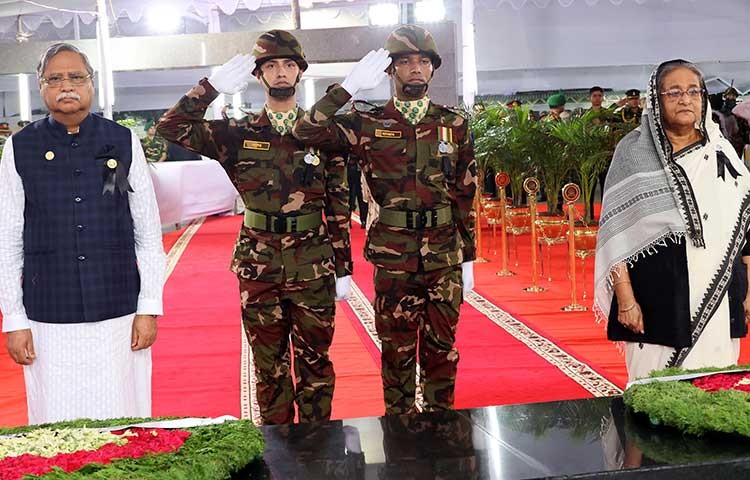 মহামান্য প্রেসিডেন্ট মোহাম্মদ শাহাবুদ্দিন ও বাংলাদেশ আওয়ামী লীগ সভাপতি ও মাননীয় প্রধানমন্ত্রী শেখ হাসিনা আজ মঙ্গলবার ১৫ আগষ্ট জাতীয় শোক দিবস ২০২৩ ধানমন্ডি ৩২ বঙ্গবন্ধু ভবনের সামনে জাতীয় শোক দিবস ও বঙ্গবন্ধুর ৪৮ তম শাহাদত বার্ষিকী উপলক্ষে জাতির পিতা বঙ্গবন্ধু শেখ মুজিবুর রহমানের প্রতিকৃতিতে পুস্পমাল্য অর্পন করে  শ্রদ্ধা নিবেদন করেন, রাষ্ট্রীয় সালাম প্রদর্শন , দাড়িয়ে নিরবতা পালন করেন ও দোয়ায় অংশ নেন।
শেষে প্রধানমন্ত্রী বাংলাদেশ আওয়ামী লীগের পক্ষ থেকে নেতৃবৃন্দদের সাথে নিয়ে বঙ্গবন্ধুর প্রতিকৃতিতে পুস্পমাল্য অর্পন করে ও দাড়িয়ে শ্রদ্ধানিবেদন করেন এসময় ছোটবোন শেখ রেহানা সাথে ছিলেন। ছবি:বাসস/সাইফুল ইসলাম কল্লোল।