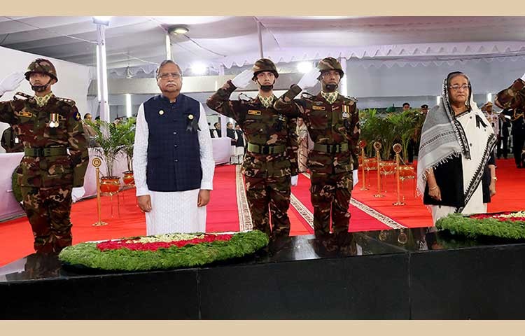 মহামান্য প্রেসিডেন্ট মোহাম্মদ শাহাবুদ্দিন ও বাংলাদেশ আওয়ামী লীগ সভাপতি ও মাননীয় প্রধানমন্ত্রী শেখ হাসিনা আজ মঙ্গলবার ১৫ আগষ্ট জাতীয় শোক দিবস ২০২৩ ধানমন্ডি ৩২ বঙ্গবন্ধু ভবনের সামনে জাতীয় শোক দিবস ও বঙ্গবন্ধুর ৪৮ তম শাহাদত বার্ষিকী উপলক্ষে জাতির পিতা বঙ্গবন্ধু শেখ মুজিবুর রহমানের প্রতিকৃতিতে পুস্পমাল্য অর্পন করে  শ্রদ্ধা নিবেদন করেন, রাষ্ট্রীয় সালাম প্রদর্শন , দাড়িয়ে নিরবতা পালন করেন ও দোয়ায় অংশ নেন।
শেষে প্রধানমন্ত্রী বাংলাদেশ আওয়ামী লীগের পক্ষ থেকে নেতৃবৃন্দদের সাথে নিয়ে বঙ্গবন্ধুর প্রতিকৃতিতে পুস্পমাল্য অর্পন করে ও দাড়িয়ে শ্রদ্ধানিবেদন করেন এসময় ছোটবোন শেখ রেহানা সাথে ছিলেন। ছবি:বাসস/সাইফুল ইসলাম কল্লোল।