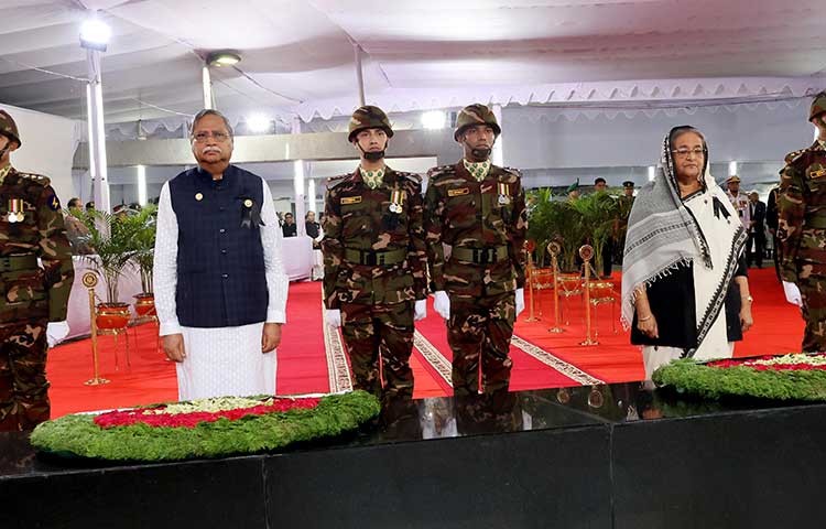 মহামান্য প্রেসিডেন্ট মোহাম্মদ শাহাবুদ্দিন ও বাংলাদেশ আওয়ামী লীগ সভাপতি ও মাননীয় প্রধানমন্ত্রী শেখ হাসিনা আজ মঙ্গলবার ১৫ আগষ্ট জাতীয় শোক দিবস ২০২৩ ধানমন্ডি ৩২ বঙ্গবন্ধু ভবনের সামনে জাতীয় শোক দিবস ও বঙ্গবন্ধুর ৪৮ তম শাহাদত বার্ষিকী উপলক্ষে জাতির পিতা বঙ্গবন্ধু শেখ মুজিবুর রহমানের প্রতিকৃতিতে পুস্পমাল্য অর্পন করে  শ্রদ্ধা নিবেদন করেন, রাষ্ট্রীয় সালাম প্রদর্শন , দাড়িয়ে নিরবতা পালন করেন ও দোয়ায় অংশ নেন।
শেষে প্রধানমন্ত্রী বাংলাদেশ আওয়ামী লীগের পক্ষ থেকে নেতৃবৃন্দদের সাথে নিয়ে বঙ্গবন্ধুর প্রতিকৃতিতে পুস্পমাল্য অর্পন করে ও দাড়িয়ে শ্রদ্ধানিবেদন করেন এসময় ছোটবোন শেখ রেহানা সাথে ছিলেন। ছবি:বাসস/সাইফুল ইসলাম কল্লোল।