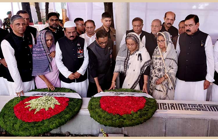 বাংলাদেশ আওয়ামী লীগ সভাপতি ও মাননীয় প্রধানমন্ত্রী শেখ হাসিনা আজ মঙ্গলবার ১৫ আগষ্ট জাতীয় শোক দিবস ২০২৩ বনানী কবরস্থানে জাতীয় শোক দিবসে ১৫ আগষ্টে বঙ্গবন্ধু পরিবারের শহীদের সমাধীতে পুস্পমাল্য অর্পন করে শ্রদ্ধা নিবেদন করেন, ফাতিহা পাঠ ও মোনাজাতে অংশ নেন শেষে বঙ্গবন্ধুর ছোট কন্যা শেখ রেহানাকে সঙ্গে নিয়ে শহীদদের সমাধীতে ফুলের পাপড়ি ছিটিয়ে শ্রদ্ধা নিবেদন করেন।
ছবি:বাসস/সাইফুল ইসলাম কল্লোল।