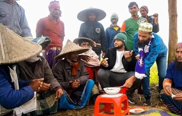 শীতের ভোরে নির্বাচনী প্রচারনার মাঝে মাগুরা ১ আসনের আওয়ামী লীগের মনোনীত সংসদ সদস্য পদপ্রার্থী বিশ্বসেরা অল রাউন্ডার সাকিব আল হাসান কৃষকদের সাথে শীতের পিঠা খাওয়ায় অংশগ্রহন করেন। কৃষকদের সাথে নির্বাচন নিয়ে মতবিনিময়ের সময় তার সাথে তার সমর্থক ও দলীয় কর্মীরা উপস্থিত ছিলেন। স্টাফ রিপোর্টার মাগুরা।