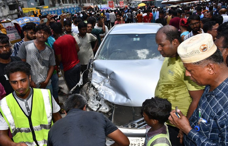 নারায়ণগঞ্জ চাষাড়া মোড়ে হাজিগঞ্জ ফায়ার স্টেশনের ফায়ার সার্ভিসের ড্রাইভার গাড়ি চালানো অবস্থায় হৃদযন্ত্র ক্রিয়া বন্ধ হয়ে মারা যান। এ সময় গাড়ি চলতি অবস্থায় ছিল যার কারণে এক্সিডেন্ট ঘটে আহত হয়েছেন আমজাদ, সিরাজ, রোকন, রেশমা, একজন আনন্দবাসের চাকায় নিহত হয়েছে অজ্ঞাত ব্যক্তি মোট নিহত ২ জন আহত সাত আট জন। ছবি -হাজী হাবিবুর রহমান শ্যামল