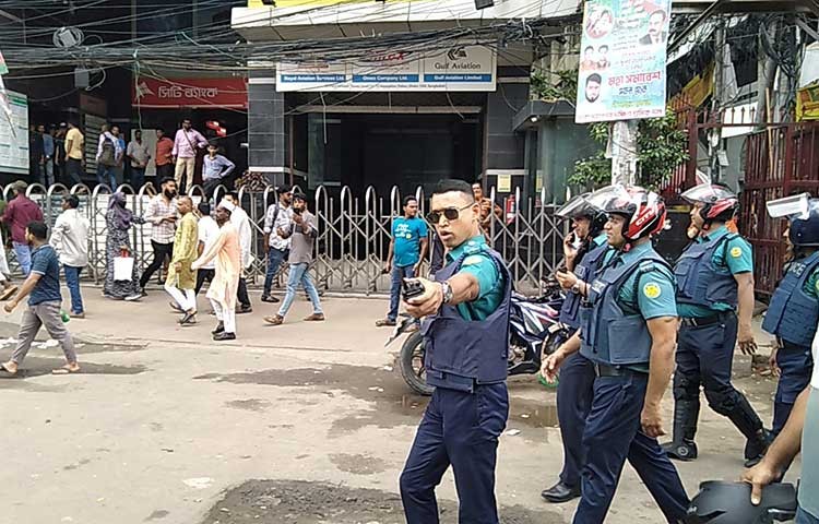 নয়াপল্টন বিএনপির কেন্দ্রীয় কার্যালয় এলাকাজুড়ে চলছে পুলিশের টহল। অত্র এলাকা পুলিশের নিরাপত্তার চাদরে ঢাকা। ছবি - এস এ মাসুম