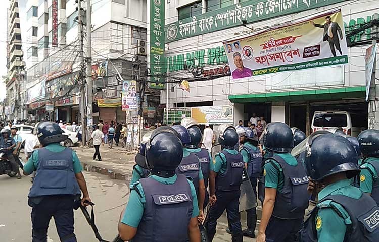 নয়াপল্টন বিএনপির কেন্দ্রীয় কার্যালয় এলাকাজুড়ে চলছে পুলিশের টহল। অত্র এলাকা পুলিশের নিরাপত্তার চাদরে ঢাকা। ছবি - এস এ মাসুম