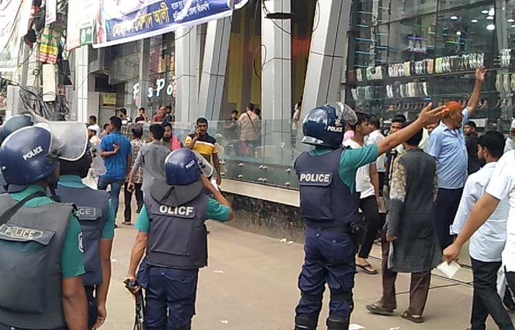 নয়াপল্টন বিএনপির কেন্দ্রীয় কার্যালয় এলাকাজুড়ে চলছে পুলিশের টহল। অত্র এলাকা পুলিশের নিরাপত্তার চাদরে ঢাকা। ছবি - এস এ মাসুম