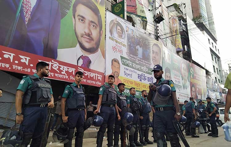 নয়াপল্টন বিএনপির কেন্দ্রীয় কার্যালয়ের সামনে পুলিশ,রেব এর টহল সকাল থেকে। নেতাকর্মীদের অবস্থান দেখলে পুলিশ অভিযান চালাচ্ছে। ছবি - এস এ মাসুম