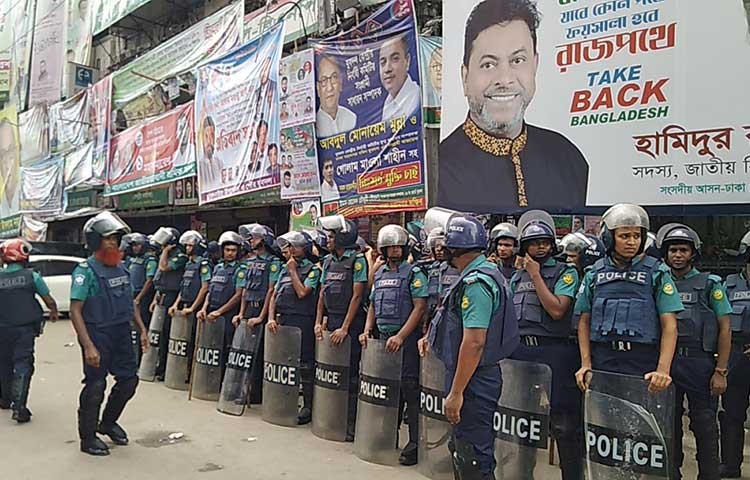 নয়াপল্টন বিএনপির কেন্দ্রীয় কার্যালয়ের সামনে পুলিশ,রেব এর টহল সকাল থেকে। নেতাকর্মীদের অবস্থান দেখলে পুলিশ অভিযান চালাচ্ছে। ছবি - এস এ মাসুম