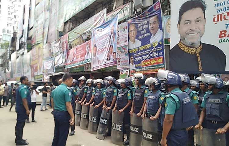 নয়াপল্টন বিএনপির কেন্দ্রীয় কার্যালয়ের সামনে পুলিশ,রেব এর টহল সকাল থেকে। নেতাকর্মীদের অবস্থান দেখলে পুলিশ অভিযান চালাচ্ছে। ছবি - এস এ মাসুম