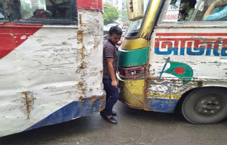 বিভিন্ন সময় বিভিন্ন ভাবে সড়ক দুর্ঘটনায় নিহত হয় পথচারীরা তবুও যেন জনমনে ফিরে আসেনি সচেতনতা এভাবেই দুই বাসের মাঝ দিয়ে ঝুঁকি নিয়ে রাস্তা পারাপার করতে দেখা যায় এক পথচারীকে। ছবি আজ কাকরাইল এলাকা থেকে তোলা । ছবি- এস এ মাসুম