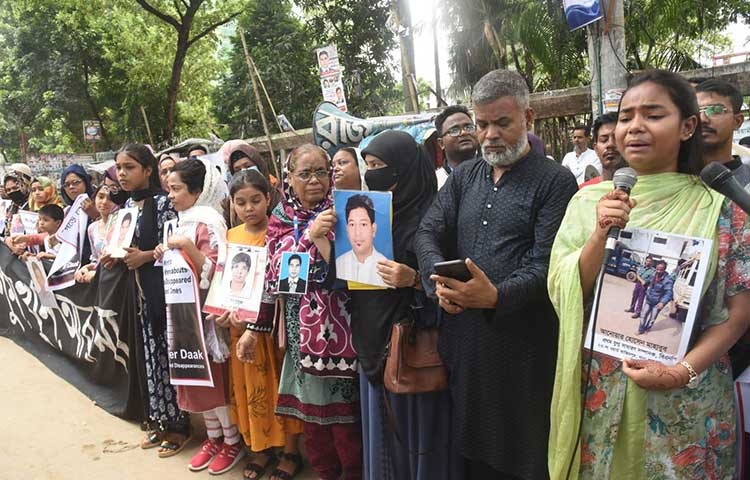 মায়ের ডাক সংগঠনের আয়োজনে গুম খুন পরিবারের সদস্যরা বিচারের দাবিতে জাতীয় প্রেসক্লাবের সামনে মানববন্ধন করে- ছবি- ইকবাল হাসান নান্টু