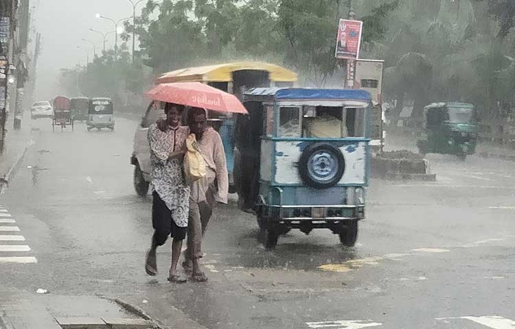 সকাল থেকে মুষলধারে বৃষ্টি। রাজধানীর বিভিন্ন সড়কে পানি বন্দি হয়ে আছে। ছবি আজ বৃহস্পতিবার সকাল ৬টায় তোলা মহাখালী যক্ষা হাসপাতাল সড়ক থেকে - এস এ মাসুম