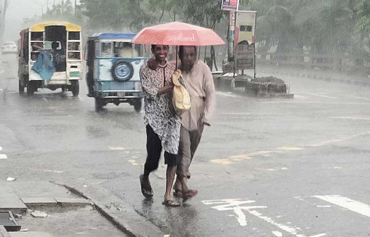 সকাল থেকে মুষলধারে বৃষ্টি। রাজধানীর বিভিন্ন সড়কে পানি বন্দি হয়ে আছে। ছবি আজ বৃহস্পতিবার সকাল ৬টায় তোলা মহাখালী যক্ষা হাসপাতাল সড়ক থেকে - এস এ মাসুম