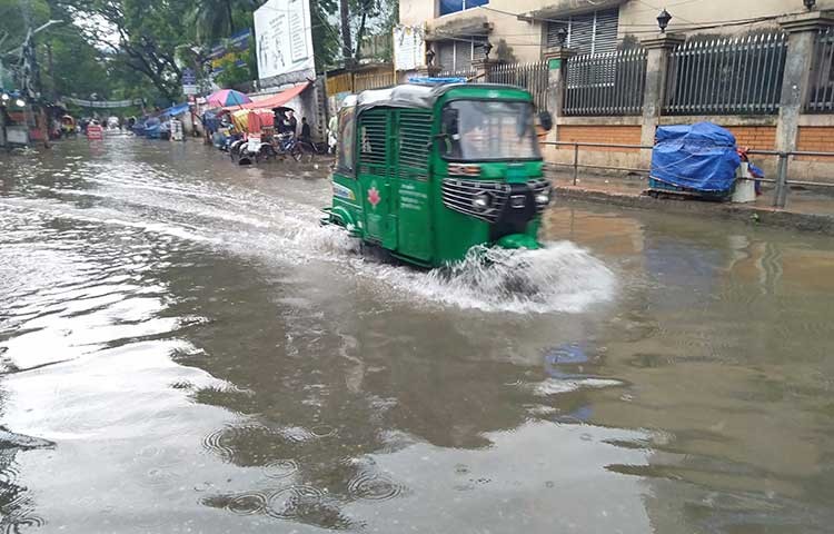 সকাল থেকে মুষলধারে বৃষ্টি। রাজধানীর বিভিন্ন সড়কে পানি বন্দি হয়ে আছে। ছবি আজ বৃহস্পতিবার সকাল ৬টায় তোলা মহাখালী যক্ষা হাসপাতাল সড়ক থেকে - এস এ মাসুম