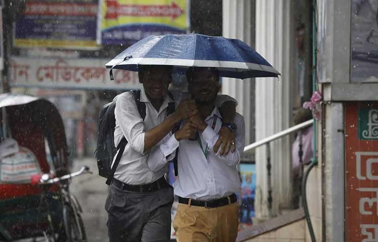 বৃষ্টিতে মানুষের মনে প্রাণে উচ্ছ্বাস। ছবি আজ রবিবার রাজধানীর যাত্রাবাড়ী এলাকা থেকে তোলা - এস এ মাসুম