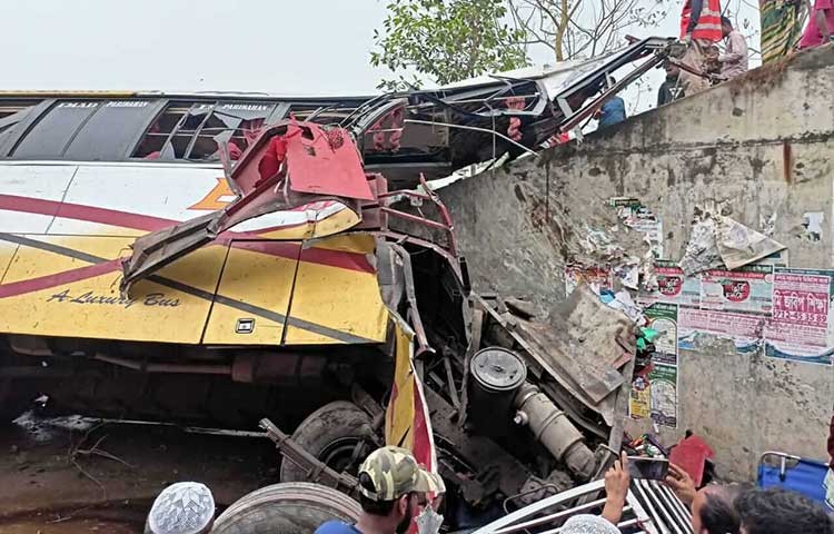 পদ্মাসেতুর এক্সপ্রেসওয়ের মাদারীপুর জেলার শিবচরের কুতুবপুর এলাকায় ঢাকাগামী ইমাদ পরিবহনের একটি যাত্রী বাহী বাস খাদে পড়ে ১৪ জন যাত্রীর প্রানহানি হয়েছে। ছবি - মো. রাসেদুল ইসলাম রাসেদ শিবচর মাদারিপুর প্রতিনিধি