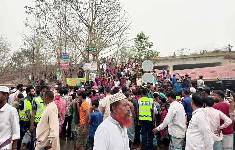 পদ্মাসেতুর এক্সপ্রেসওয়ের মাদারীপুর জেলার শিবচরের কুতুবপুর এলাকায় ঢাকাগামী ইমাদ পরিবহনের একটি যাত্রী বাহী বাস খাদে পড়ে ১৪ জন যাত্রীর প্রানহানি হয়েছে। ছবি - মো. রাসেদুল ইসলাম রাসেদ শিবচর মাদারিপুর প্রতিনিধি