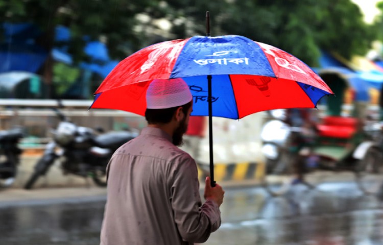 ভেপসা গরমের মধ্যে হঠাৎ বৃষ্টিতে জনমনে স্বস্তি ফিরে আসে। ছবি আজ শনিবার রাজধানীর পল্টন এলাকা থেকে তোলা - এস এ মাসুম