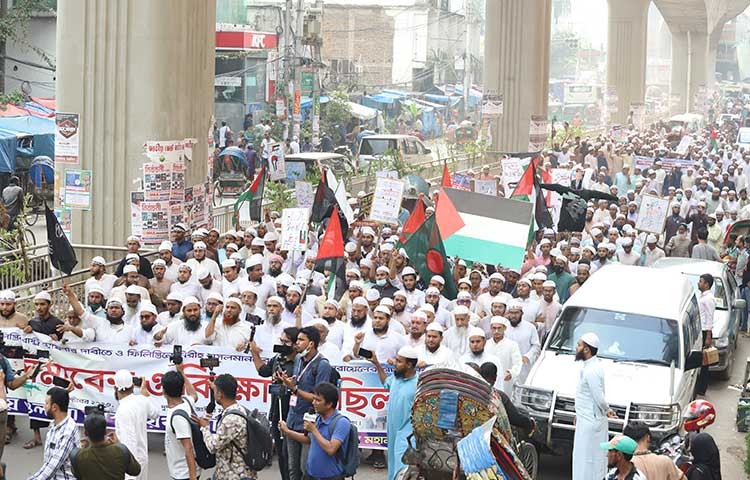 আজ বৃহস্পতিবার বায়তুল মোকাররম মসজিদের উত্তর গেটের সামনে ফিলিস্তিনিদের উপর ইসরায়েল এর হামলা ও নির্বিচারে মানুষ হত্যার প্রতিবাদে বিক্ষোভ মিছিল। ছবি - এস এ মাসুম