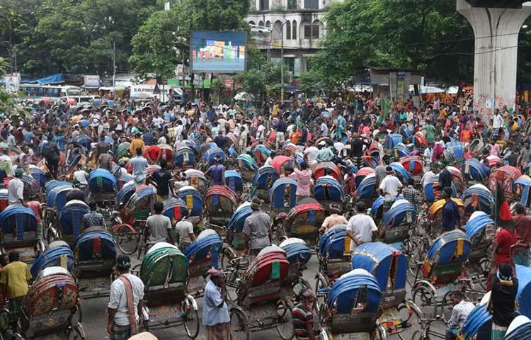 আজ রবিবার জন্মাষ্টমীর সরকারি ছুটির দিনে শাহবাগ মোড় দখল করে রিকশা চালকের বিক্ষোভ। ছবি - এস এ মাসুম