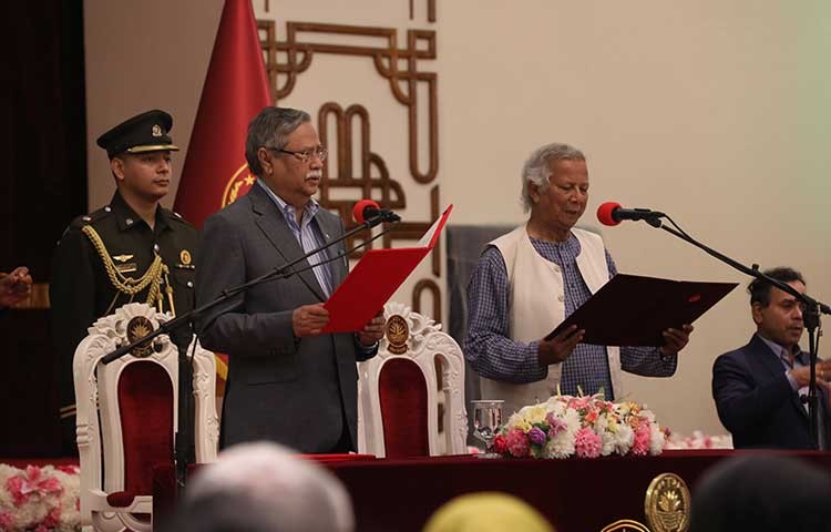 আজ রাতে বঙ্গভবনে অন্তর্বর্তীকালীন সরকারের প্রধান ড. ইউনূস শপথ গ্রহণ করেন। ছবি - এস এ মাসুম