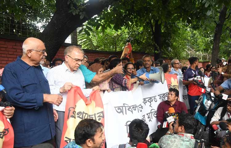 মিন্টু রোড ডিবি অফিসের সামনে টিআইবি মানববন্ধন । ছবি -এস এ মাসুম