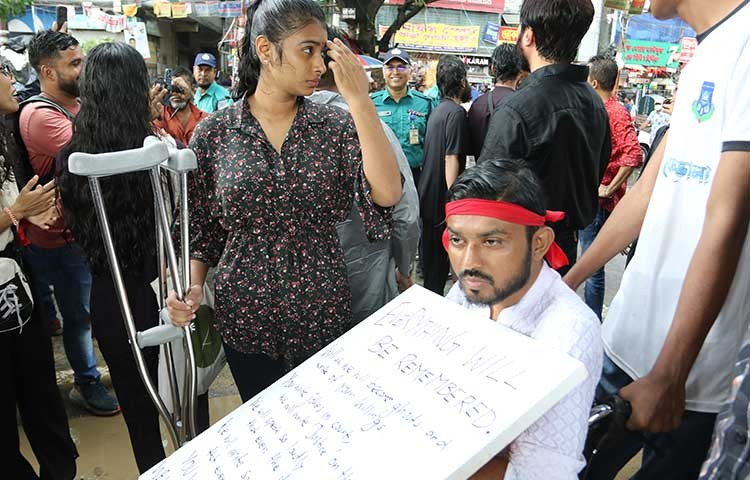 আজ বৃহস্পতিবার ফার্মগেট এলাকায় ছাত্র হত্যা হামলা গনগ্রেফতারের প্রতিবাদে  শিল্পীদের মানববন্ধন ও অবস্থান। - এস এ মাসুম