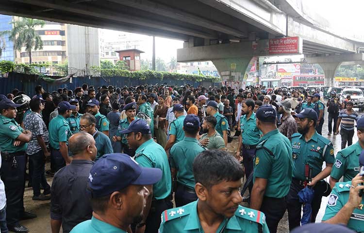 আজ বৃহস্পতিবার ফার্মগেট এলাকায় ছাত্র হত্যা হামলা গনগ্রেফতারের প্রতিবাদে  শিল্পীদের মানববন্ধন ও অবস্থান। - এস এ মাসুম