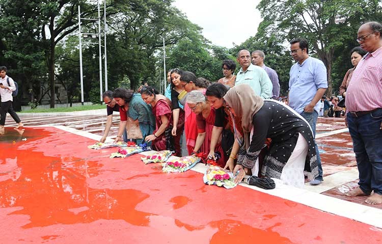 আজ বৃহস্পতিবার কেন্দ্রীয় শহীদ মিনারের সামনে নিপীড়ন বিরোধী শিক্ষক সমাবেশ। ছবি - এস এ মাসুম