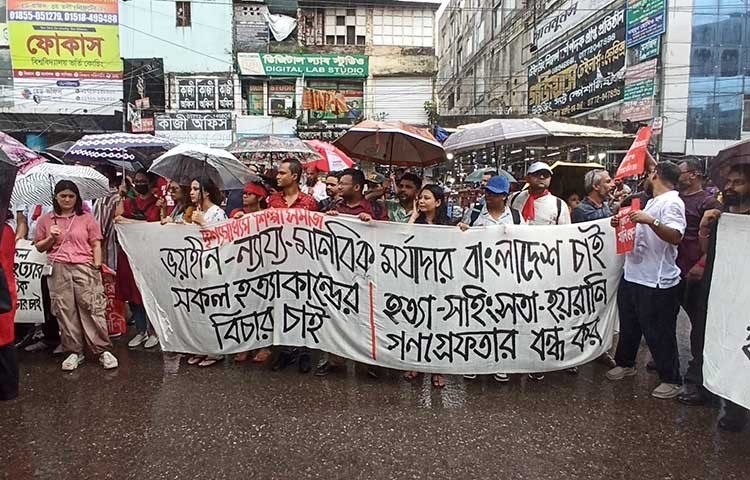 সকল হত্যাকান্ডের বিচারের দাবিতে আজ বৃহস্পতিবার ফার্মগেট এলাকায় শিল্পী সমাজের মানববন্ধন। ছবি - এস এ মাসুম