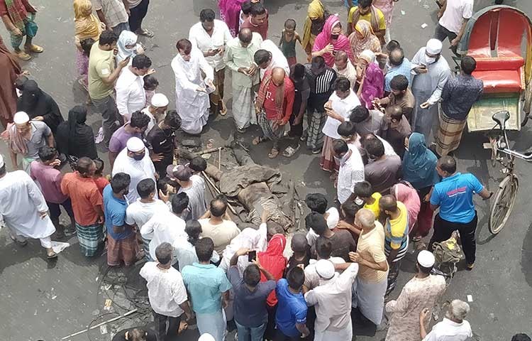 আজ বুধবার যাত্রাবাড়ি সড়কে পড়ে রয়েছে পুলিশের লাশ। ছবি - এস এ মাসুম