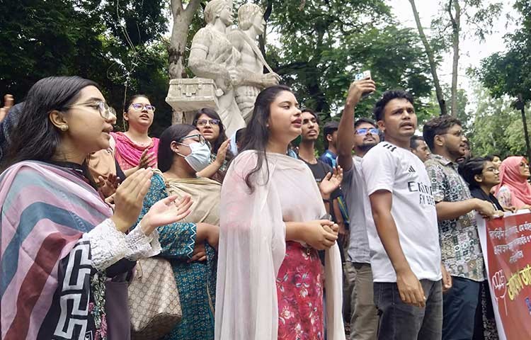 নজির বিহীন দুর্নীতি ও অনিয়মের দায়ে ড. অহিদুজ্জামান এবং ড. মোহাম্মদ মাহবুবুর রহমানের অব্যাহতি ও পদত্যাগের দাবিতে শিক্ষার্থীদের অসহযোগ আন্দোলন ঢাবি সকল সাধারণ শিক্ষার্থীদের। ছবি - এস এ মাসুম