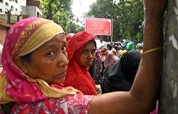 আজ মঙ্গলবার ওএমএস এর চাল আটা কিনতে নিম্ন আয়ের মানুষের দীর্ঘ লাইন। ছবি - এস এ মাসুম